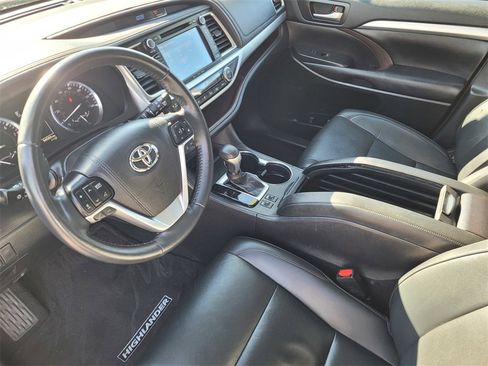 Used 2019 Toyota Highlander XLE image 10