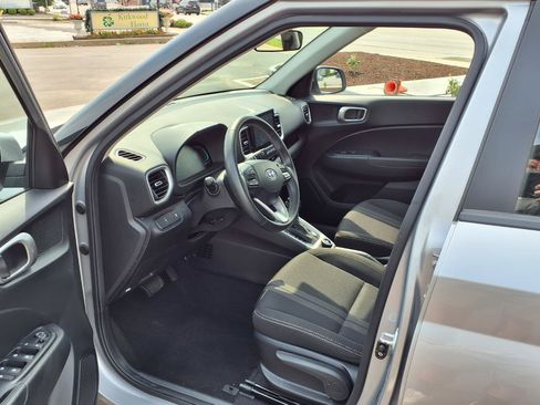 Used 2025 Hyundai Venue SEL FWD image 19