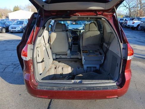 Used 2012 Toyota Sienna XLE image 13