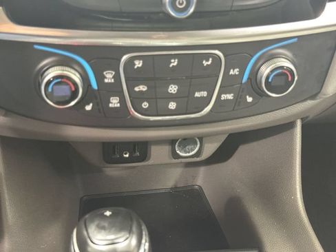 Used 2019 Chevrolet Traverse LT FWD image 18