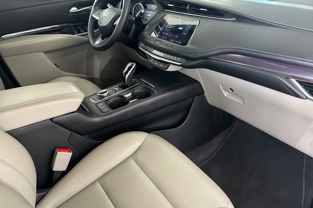 Used 2021 Cadillac XT4 Luxury w/ Driver Awareness Package FWD image 16