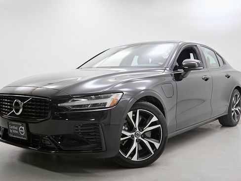 Certified 2022 Volvo S60 T8 R-Design image 2
