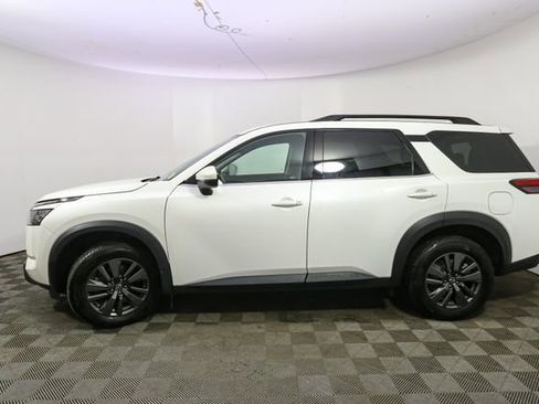 Used 2024 Nissan Pathfinder SV image 6