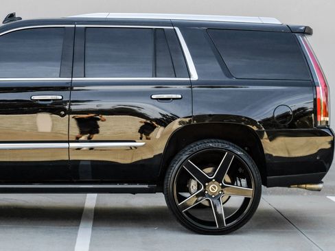 Used 2018 Cadillac Escalade Premium Luxury RWD image 10