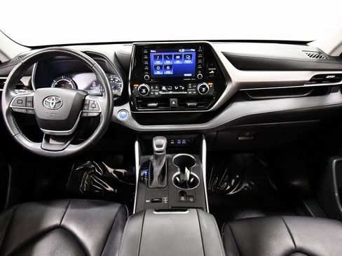 Used 2022 Toyota Highlander XLE image 3