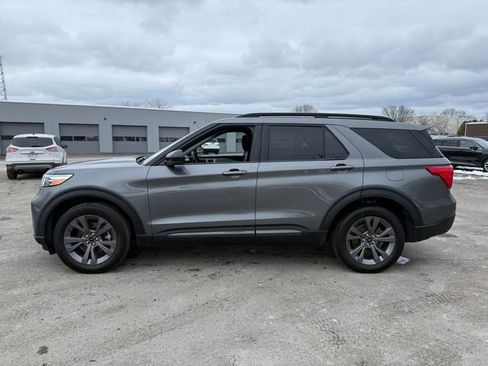 Certified 2022 Ford Explorer XLT w/ Equipment Group 202A AWD/4WD image 2