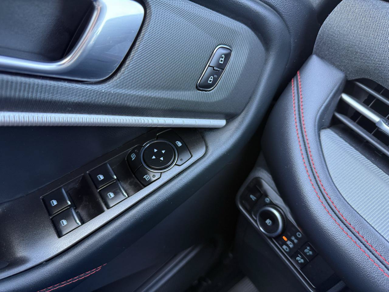 Used 2025 Ford Explorer ST-Line w/ ST-Line Street Pack AWD/4WD image 33