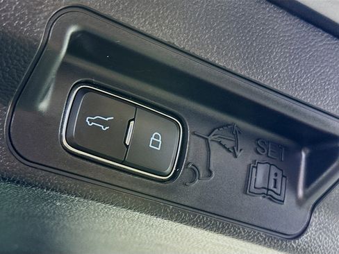 Used 2023 Ford Explorer Limited image 31