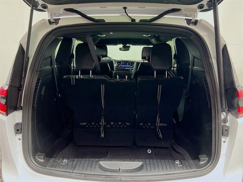 Used 2025 Chrysler Pacifica Select image 23