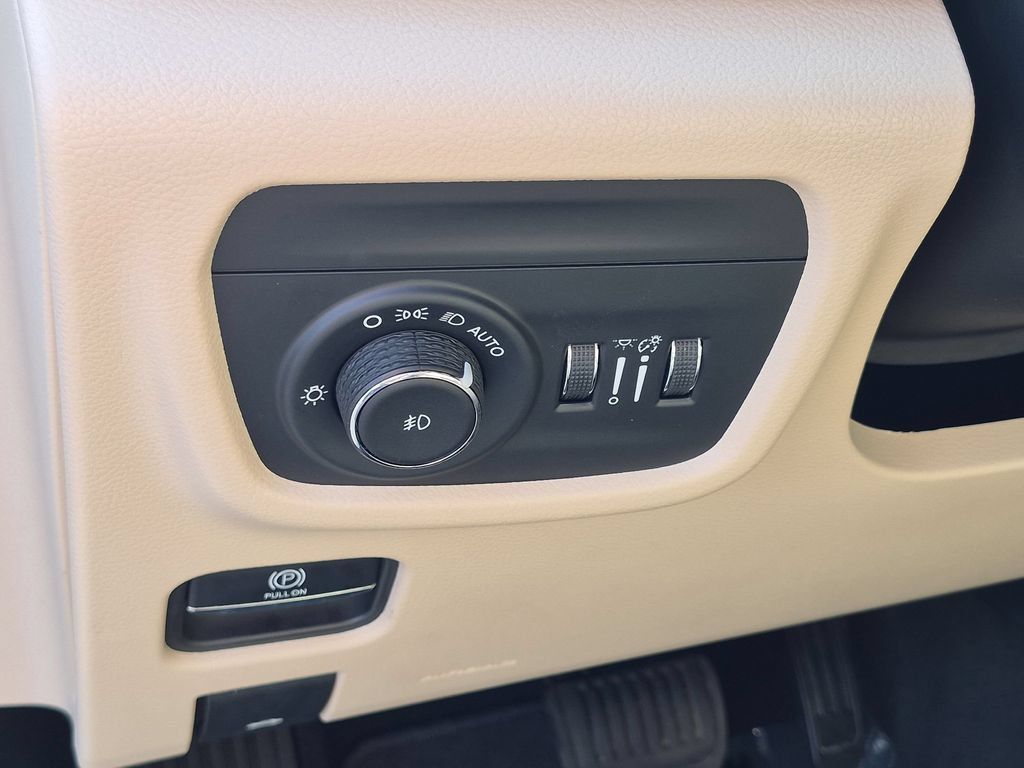 Used 2025 Jeep Grand Cherokee Limited w/ Luxury Tech Group II AWD/4WD image 13