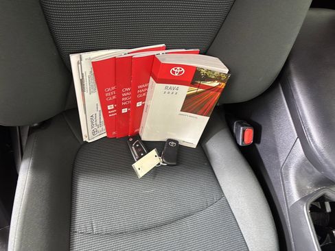 Used 2022 Toyota RAV4 LE image 21