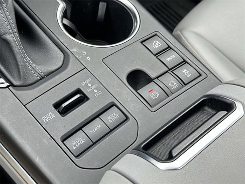 Certified 2023 Toyota Highlander XLE image 35