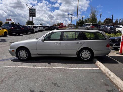 Used 2000 Mercedes-Benz E 320 4MATIC Wagon image 2