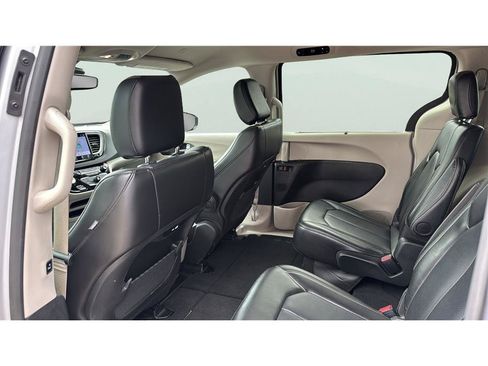 Used 2024 Chrysler Pacifica Touring-L FWD image 13