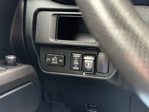 Used 2017 Toyota Tacoma TRD Off-Road w/ Tow Package (A/T) AWD/4WD image 18