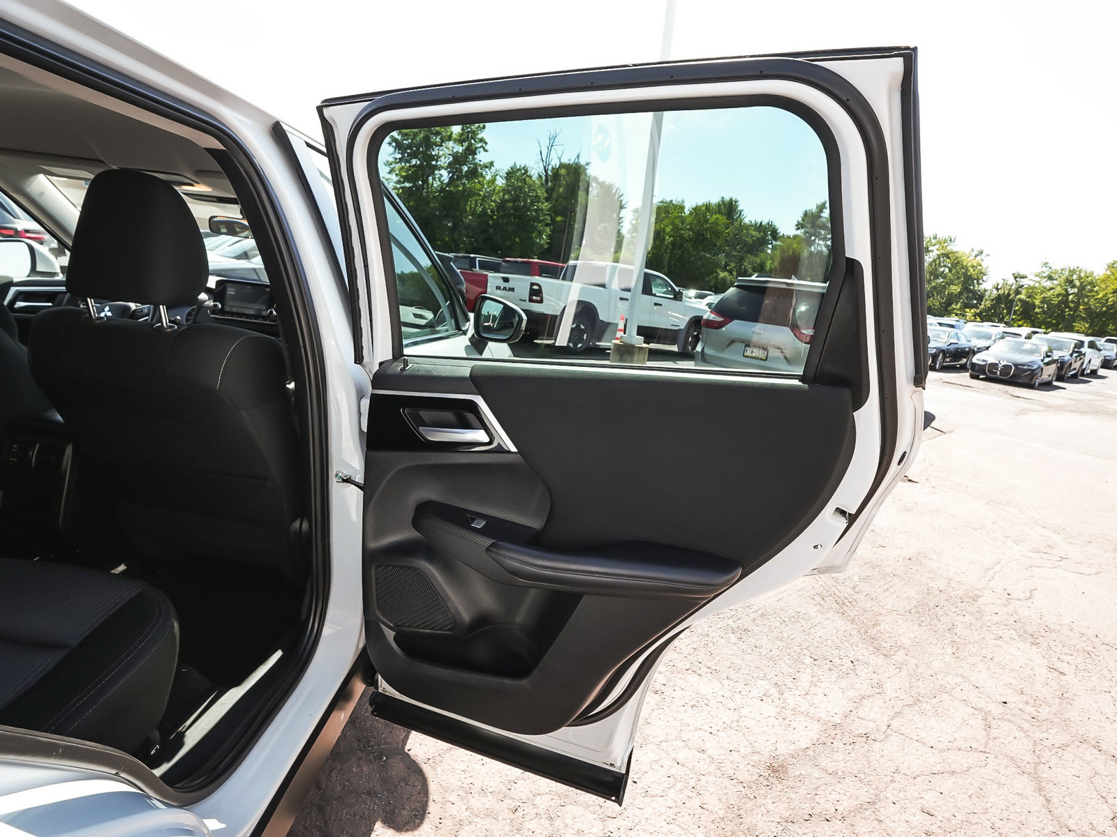 Used 2023 Mitsubishi Outlander ES AWD/4WD image 14