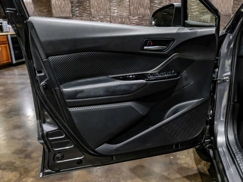 Used 2019 Toyota C-HR XLE FWD image 40