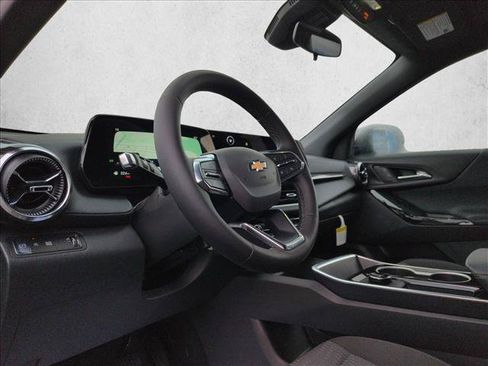 Used 2026 Chevrolet Equinox LT FWD image 3