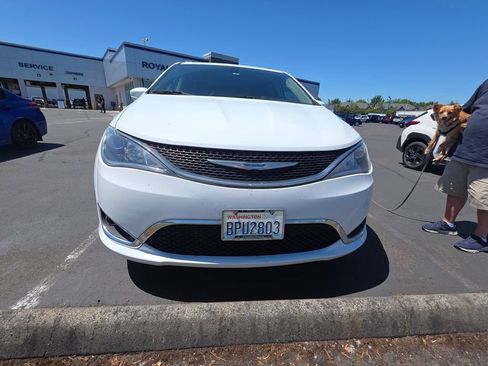 Used 2018 Chrysler Pacifica Touring-L FWD image 5