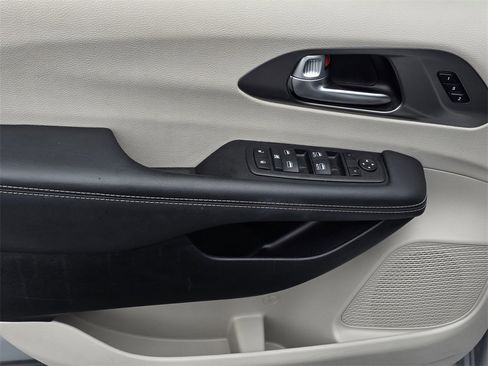 Used 2024 Chrysler Pacifica Touring-L image 14