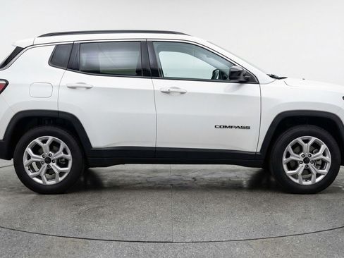 Used 2025 Jeep Compass Latitude AWD/4WD image 11