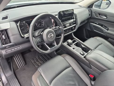 Used 2025 Nissan Pathfinder SL AWD/4WD image 10