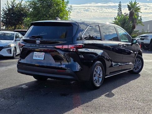 Used 2021 Toyota Sienna XLE image 5