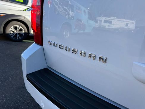 Used 2014 Chevrolet Suburban LT image 9