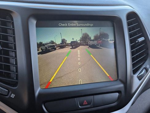 Used 2018 Jeep Cherokee Latitude Plus w/ Comfort/Convenience Group image 28