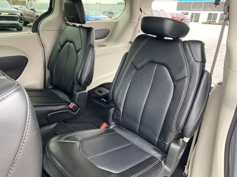 Used 2024 Chrysler Pacifica Touring-L FWD image 16