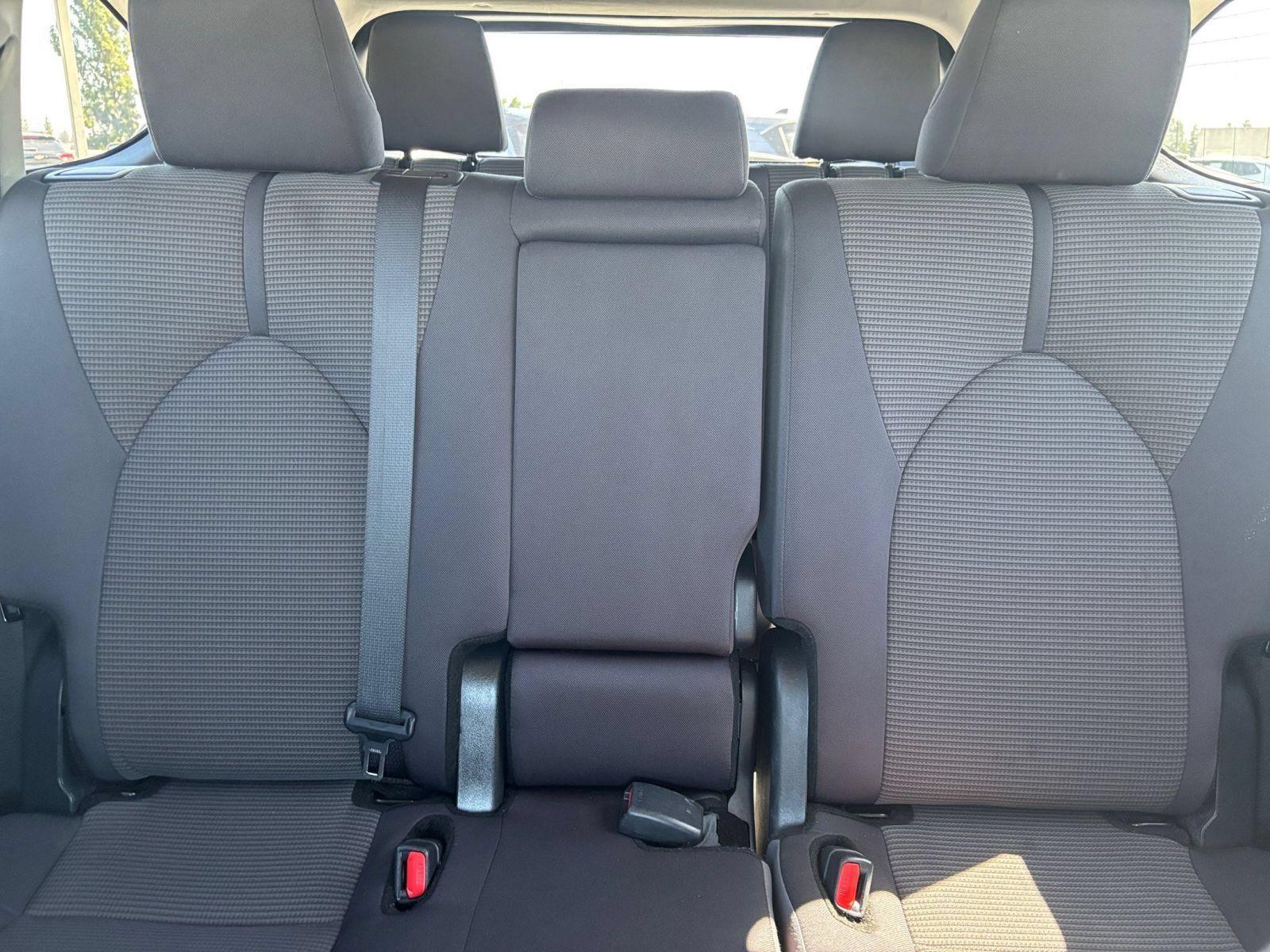 Used 2025 Toyota Highlander LE FWD image 38