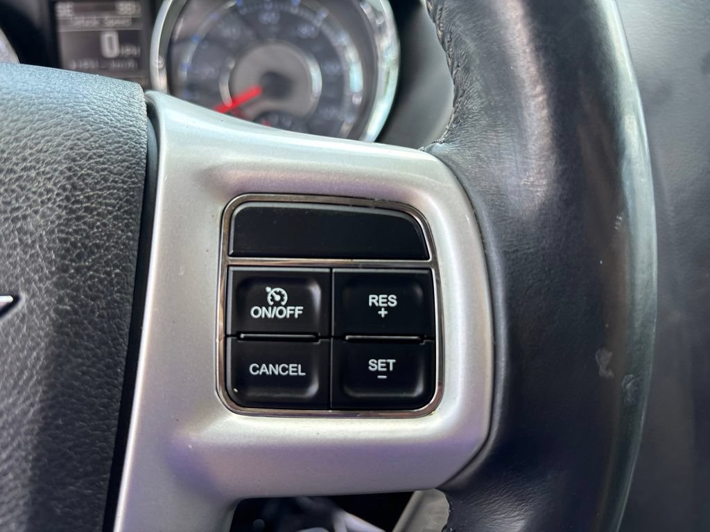 Used 2014 Chrysler Town & Country Touring FWD image 19