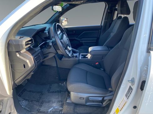 Used 2025 Toyota 4Runner SR5 AWD/4WD image 9