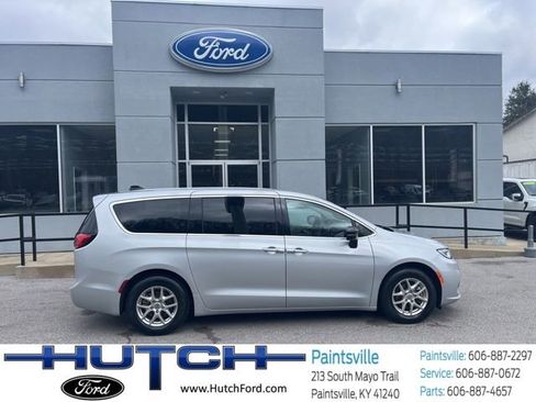 Used 2024 Chrysler Pacifica Touring-L FWD image 2
