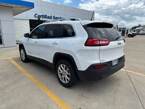 Used 2017 Jeep Cherokee Latitude FWD image 3