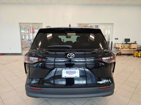 New 2026 Toyota Sienna XLE image 4