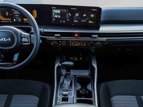 Used 2024 Kia Sorento LX image 11