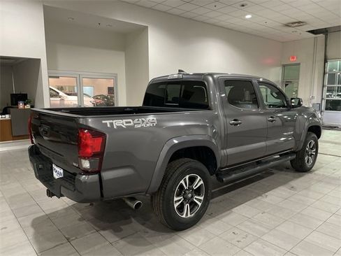 Used 2018 Toyota Tacoma TRD Sport image 5