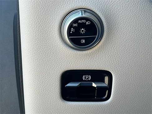 Used 2025 Mercedes-Benz GLC 350e 4MATIC image 12