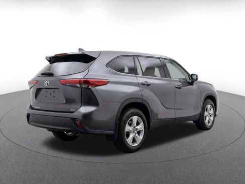 Used 2025 Toyota Highlander LE FWD image 9