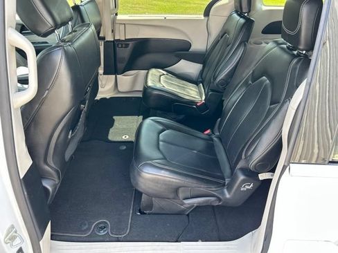 Used 2024 Chrysler Pacifica Touring-L FWD image 37