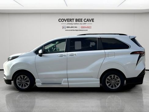 Used 2024 Toyota Sienna XLE w/ XLE Plus Package image 5