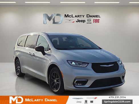 Used 2024 Chrysler Pacifica Touring-L FWD image 1