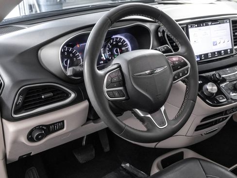 Used 2022 Chrysler Pacifica Touring-L FWD image 32