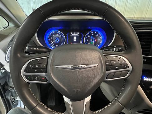 Used 2023 Chrysler Voyager LX image 18