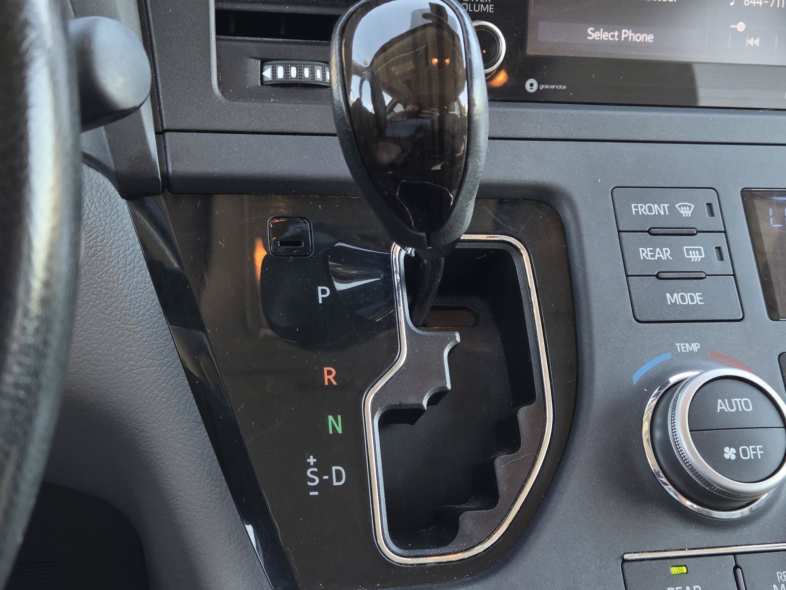 Used 2020 Toyota Sienna XLE FWD image 17