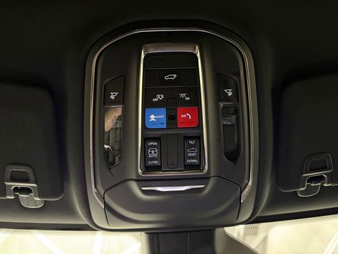 Used 2025 Jeep Grand Cherokee L Altitude image 18