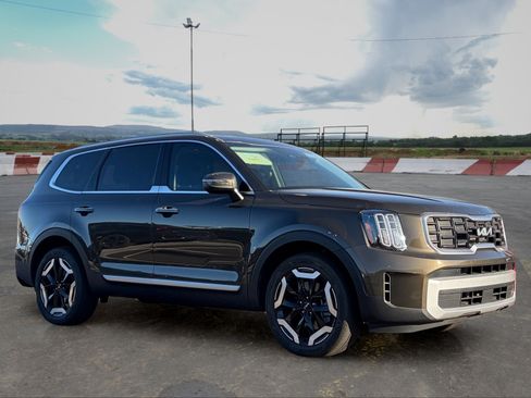 Certified 2025 Kia Telluride S FWD image 2