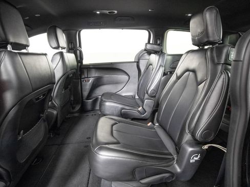 Used 2025 Chrysler Pacifica Select FWD image 11