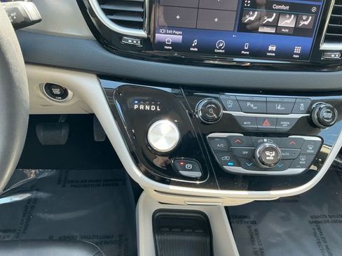 Used 2023 Chrysler Pacifica Touring-L image 14